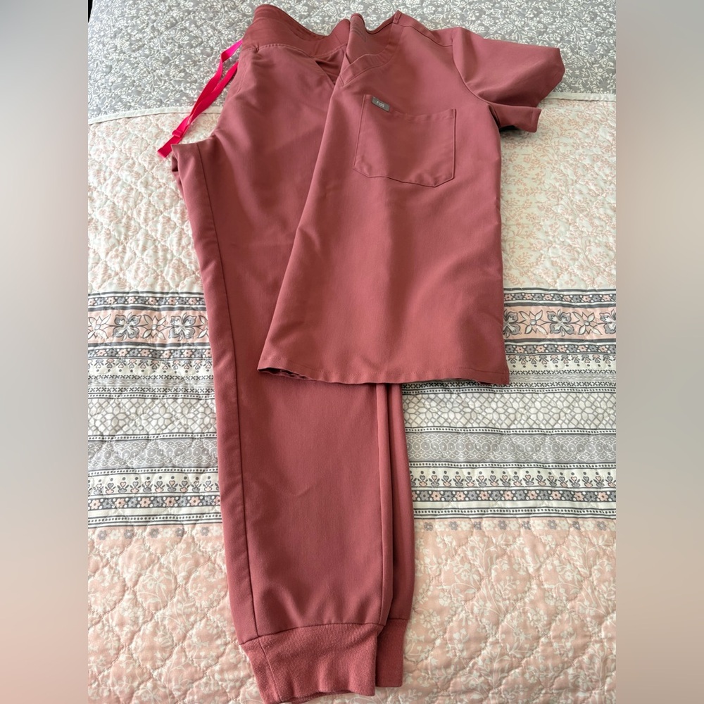 Figs mauve scrub set